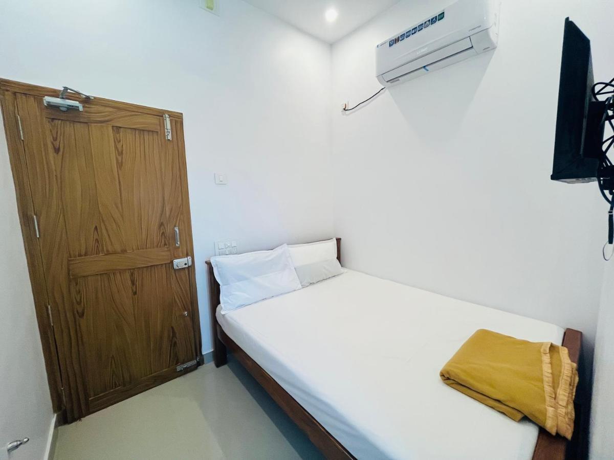 Sri Balaji Lodging Hotel Tiruchchendur Exterior photo